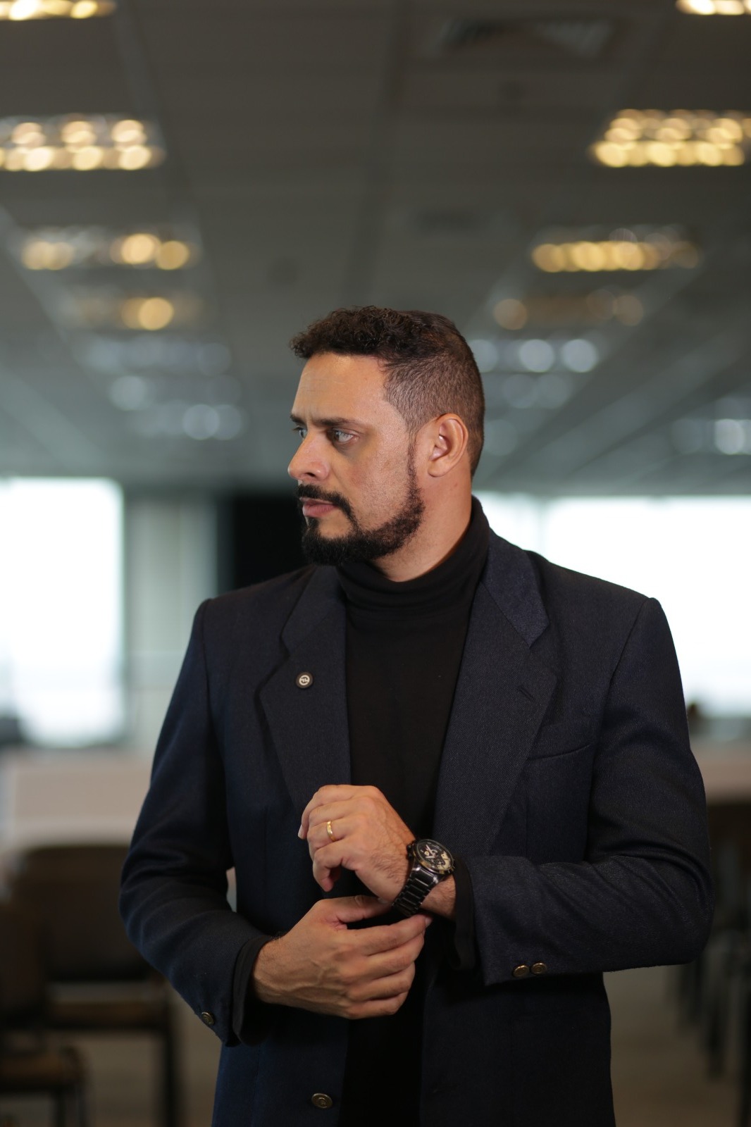 Junior Santos, de blazer, em fotografia profissional