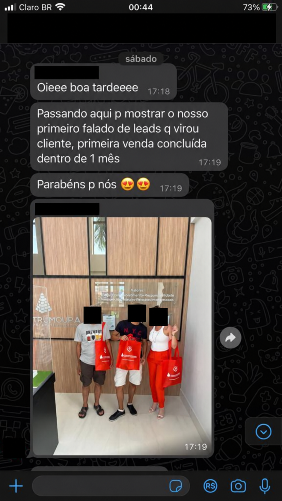 Print de conversa com primeira venda concluída; dados pessoais ocultos